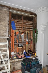<p>Na de verhoging van het logement kreeg het vertrek geheel links op de verdieping in de zijgevel een extra venster. Dit schuifvenster werd na de verhoging van de belending dichtgezet. </p>
